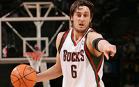 Bucks extend Bogut's contract